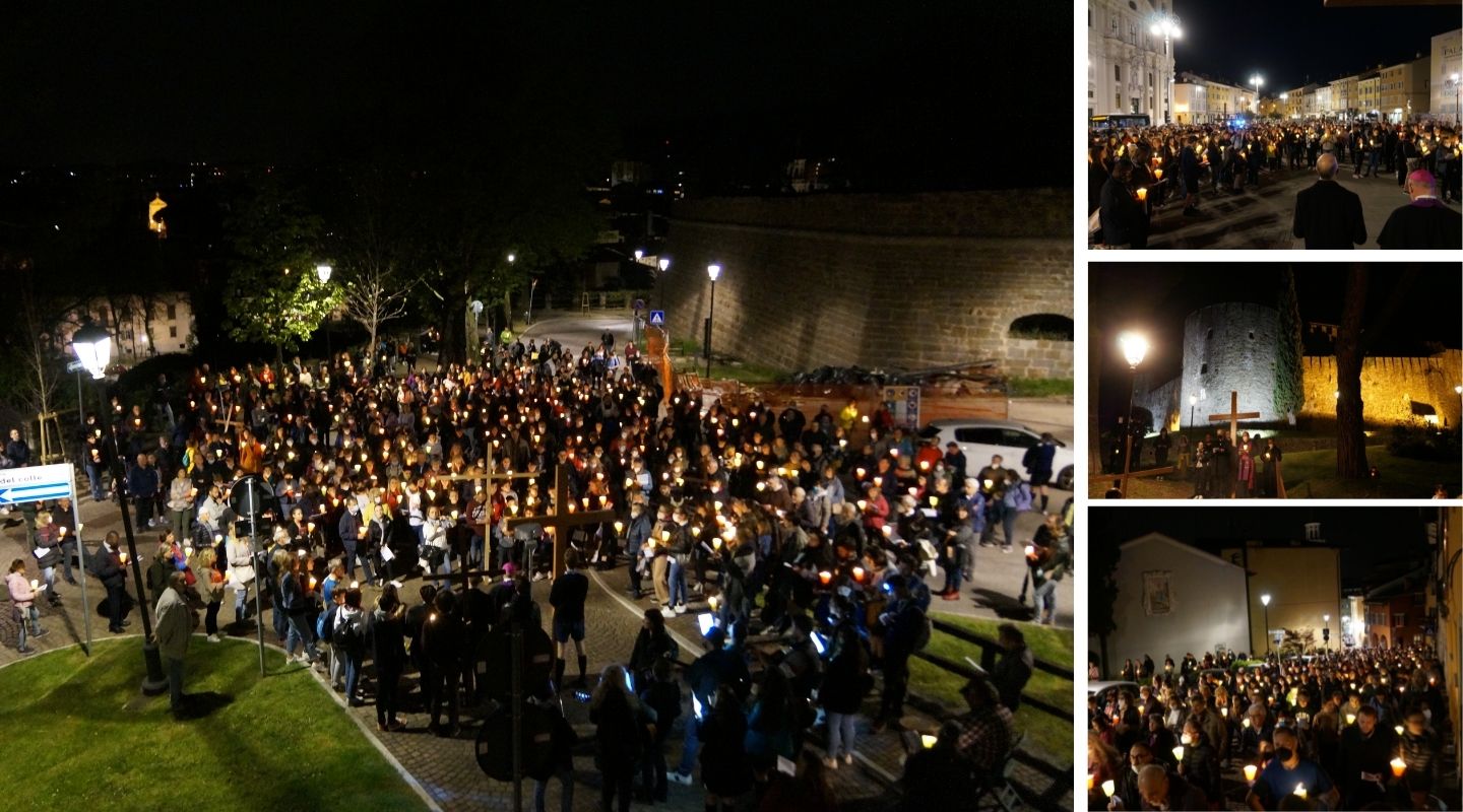 Immagine per In 500 alla Via Crucis nel cuore di Gorizia, il fiume di luce in Castello